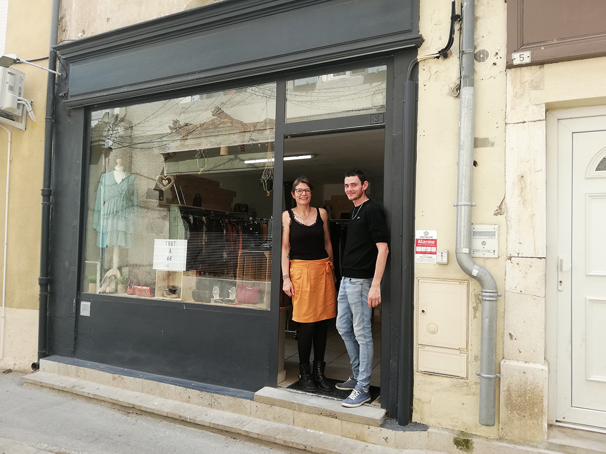 Iona et Denys Lefebvre devant la vitrine de leur boutique.