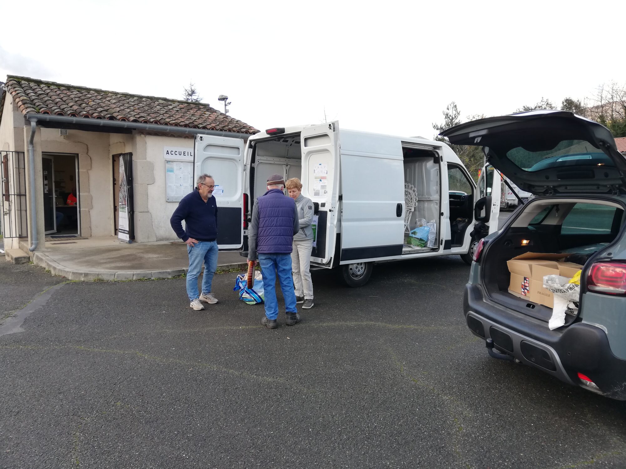 à la déchèterie de Julio, les bénévoles reçoivent les dons d'objets en bon état. Ceux qui ne conviennent pas sont dirigés vers une des bennes de la déchèterie.