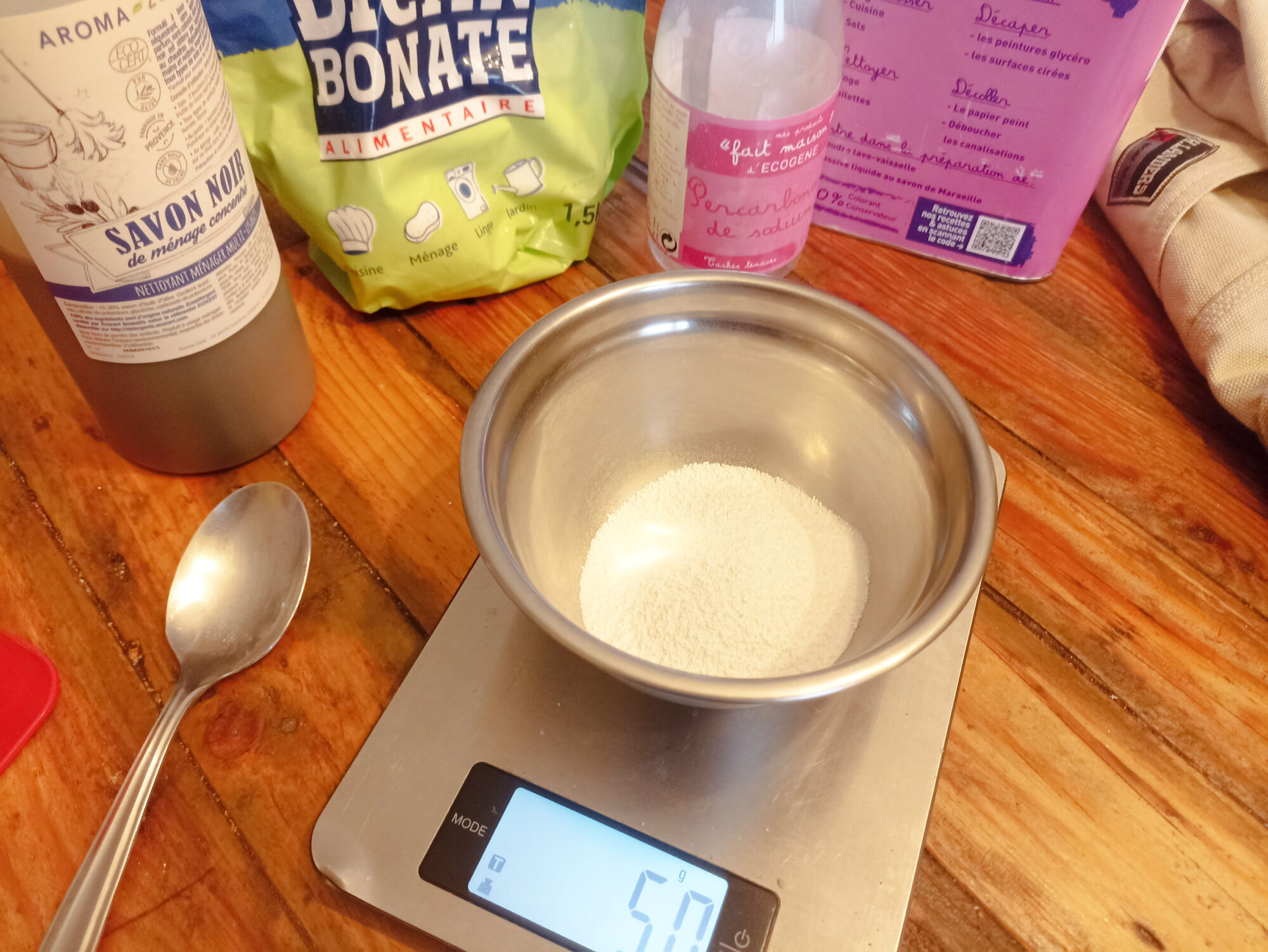les ingrédients pour préparer ce détachant au naturel : savon noir, bicarbonate de soude, mais aussi percarbonate, sont nos alliés!